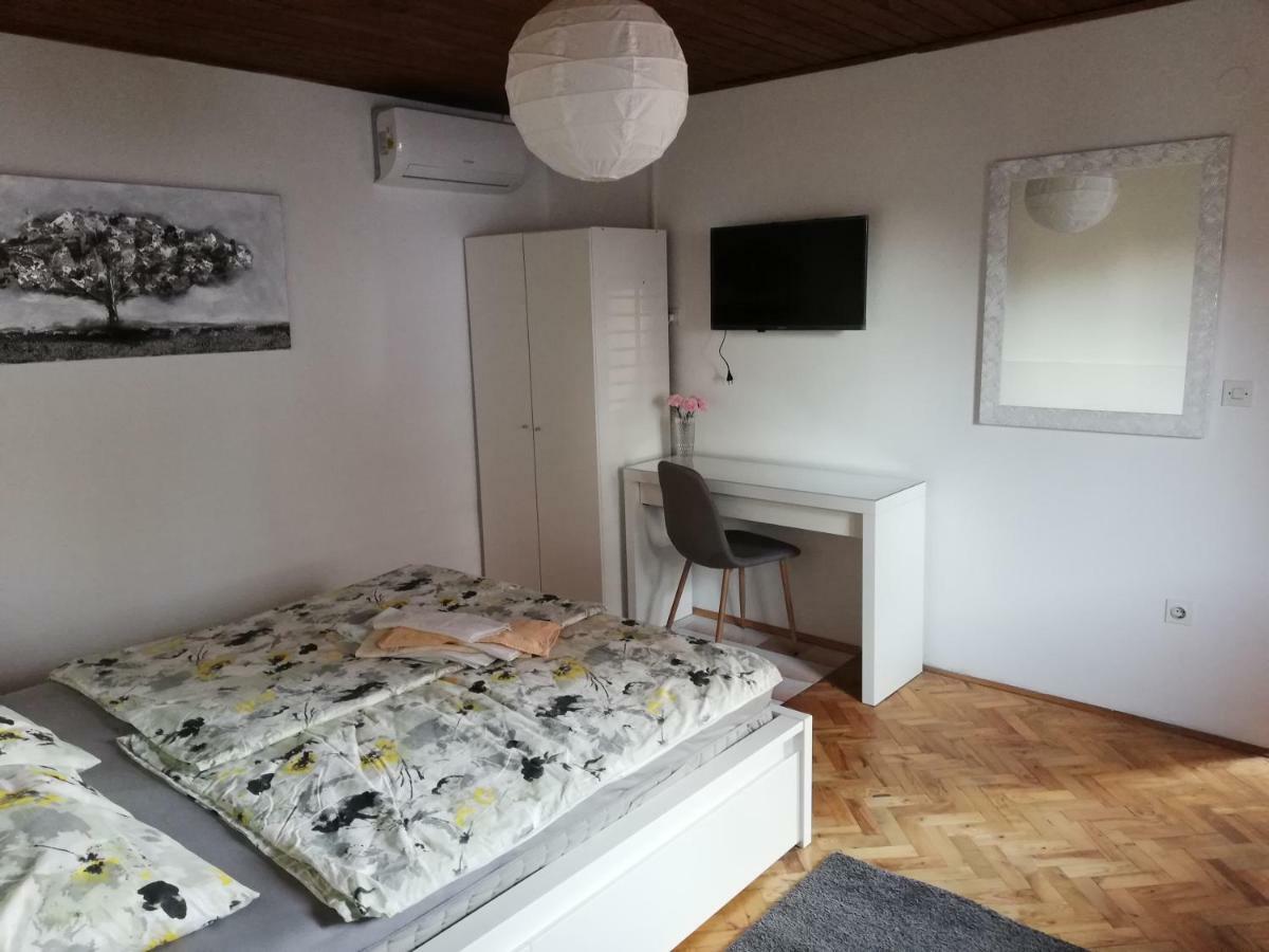 Sobe Zimmer Rooms Nika Tusilovic Eksteriør bilde