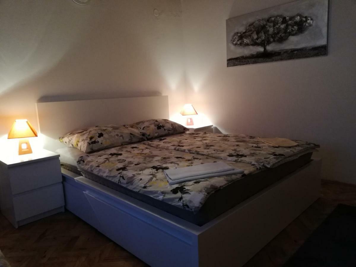 Sobe Zimmer Rooms Nika Tusilovic Eksteriør bilde